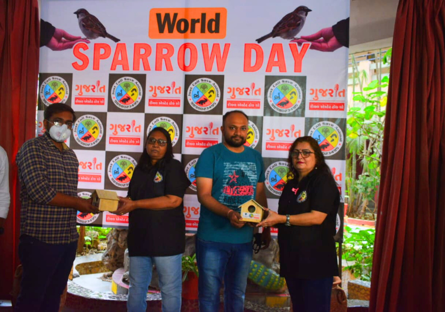 world sparrow day sparrow house distribution at Bright day school Vasna (12)