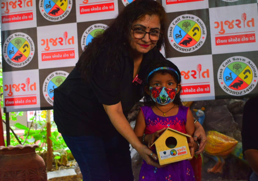 world sparrow day sparrow house distribution at Bright day school Vasna (19)