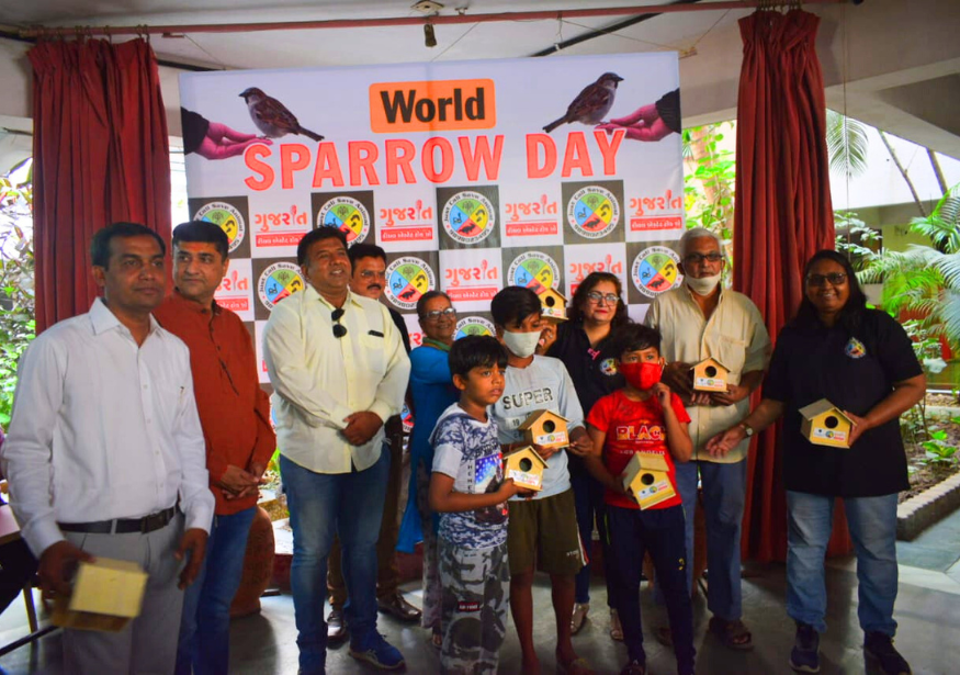 world sparrow day sparrow house distribution at Bright day school Vasna (20)