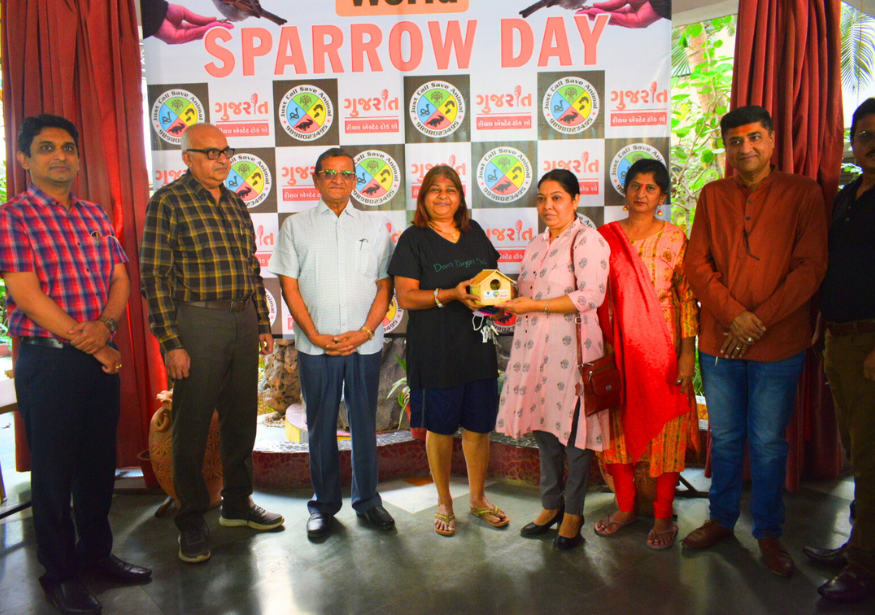 world sparrow day sparrow house distribution at Bright day school Vasna (21)