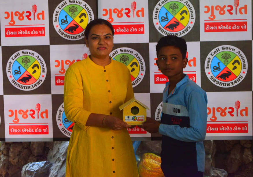 world sparrow day sparrow house distribution at Bright day school Vasna (9)